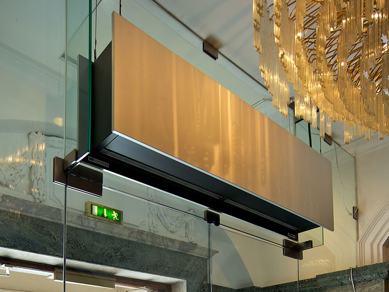Benefits of air curtains for centers, shops and buildings