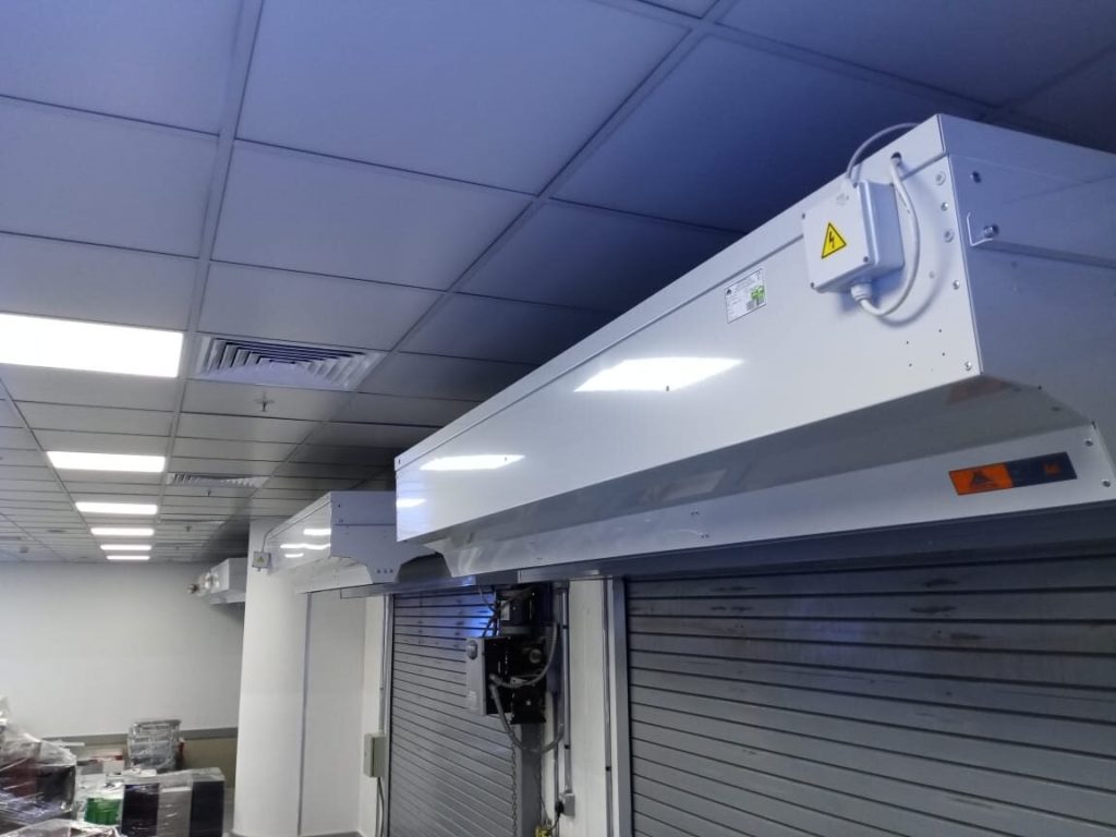Air curtain for laboratories and factories