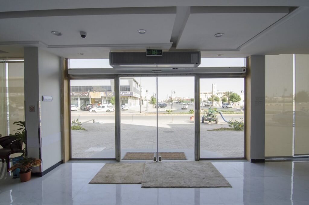 تركيب ستارة هواء في مركز مشهور الطبي في السعودية - محلات بيع الستائر الهوائية
