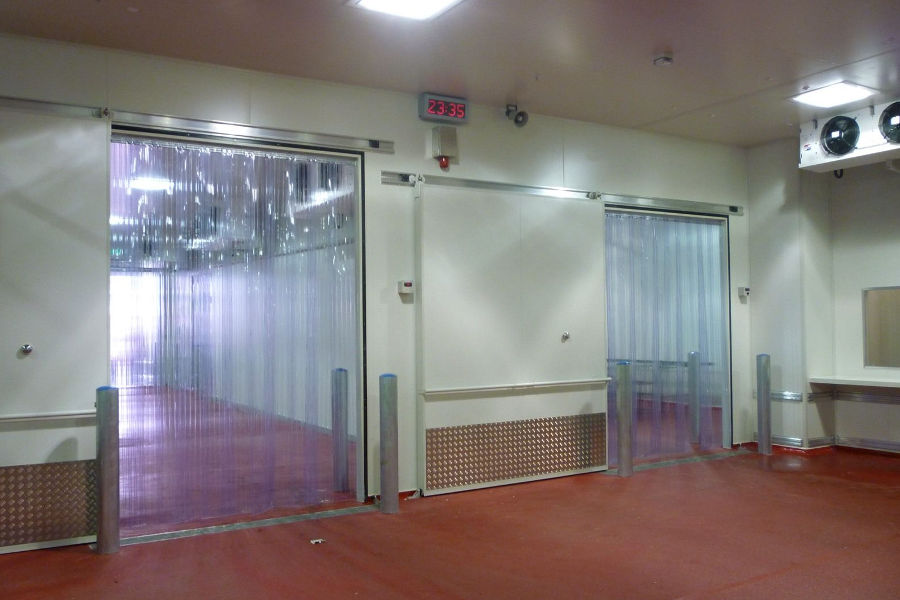 The difference between air curtains and plastic transparent curtains in terms of features