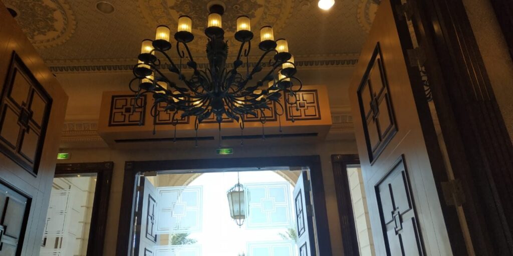 Which air curtain did the Stavoklima team choose for the Carlton Hotel in Jeddah?