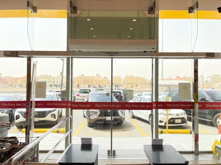 Air curtains for open doors in commercial activities