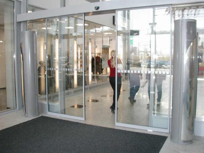 Advantages and benefits of air curtains for open doors
