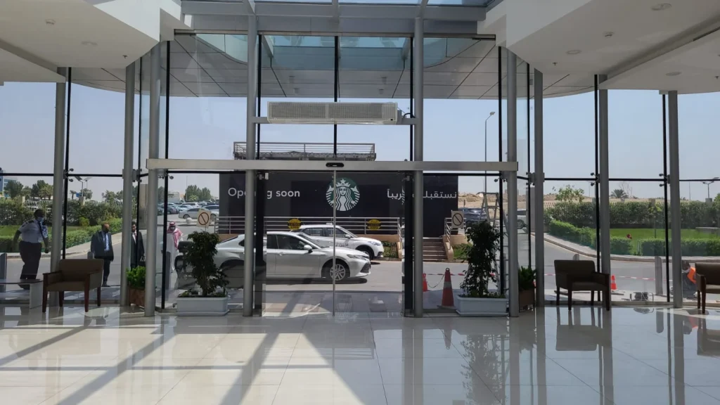التكامل بين الستائر الهوائية وأبواب المستشفيات الأوتوماتيكية وأهميته الستائر الهوائية في مستشفى دلة