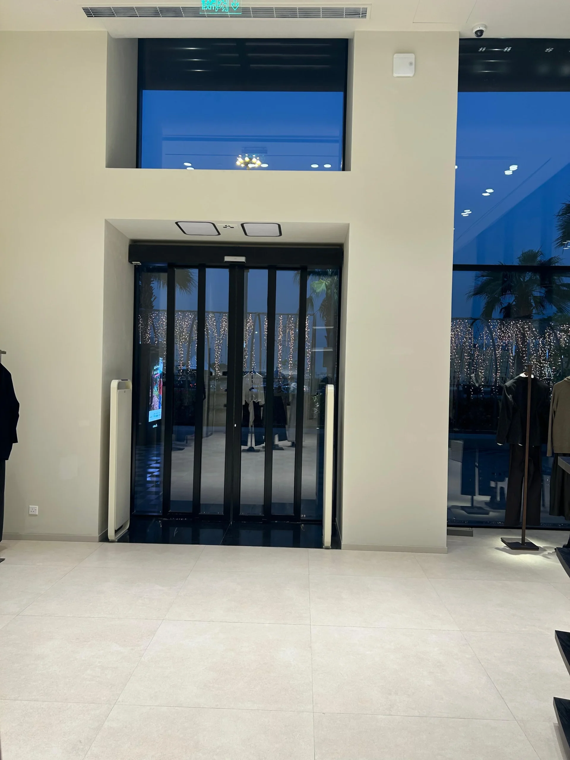 Stavoklima Air Curtain (Li Recessed) in Massimo Dutti ستائر هواء ستافوكليما (Axi Concealed) في ماسيمو دوتي
