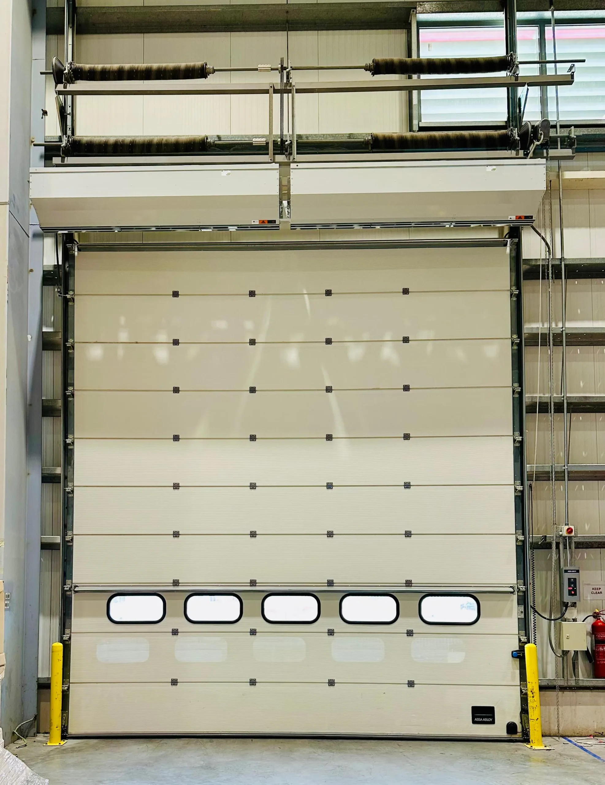 تركيب الستائر الهوائية Axi Horizontal في مصنع هيتاشي الستائر الهوائية Axi Horizontal في مصنع هيتاشي