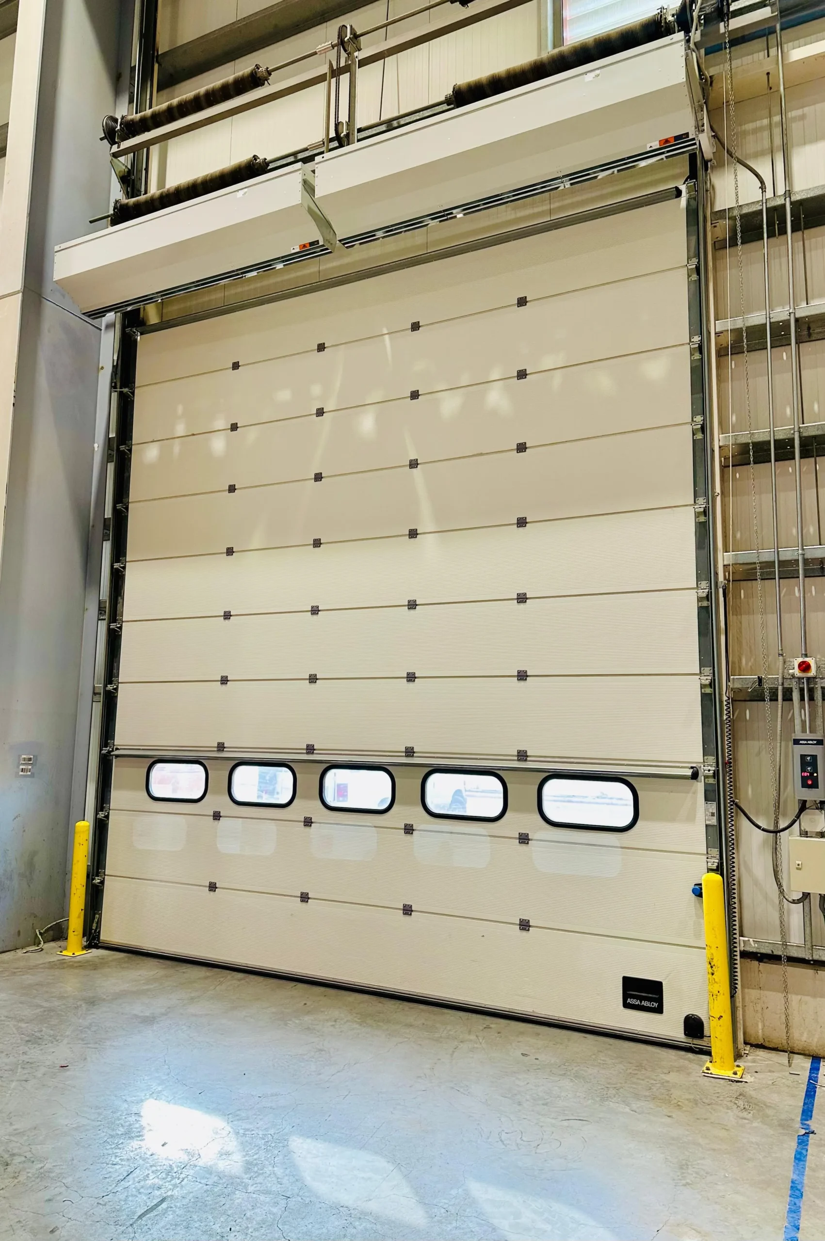 تركيب الستائر الهوائية Axi Horizontal في مصنع هيتاشي الستائر الهوائية Axi Horizontal في مصنع هيتاشي