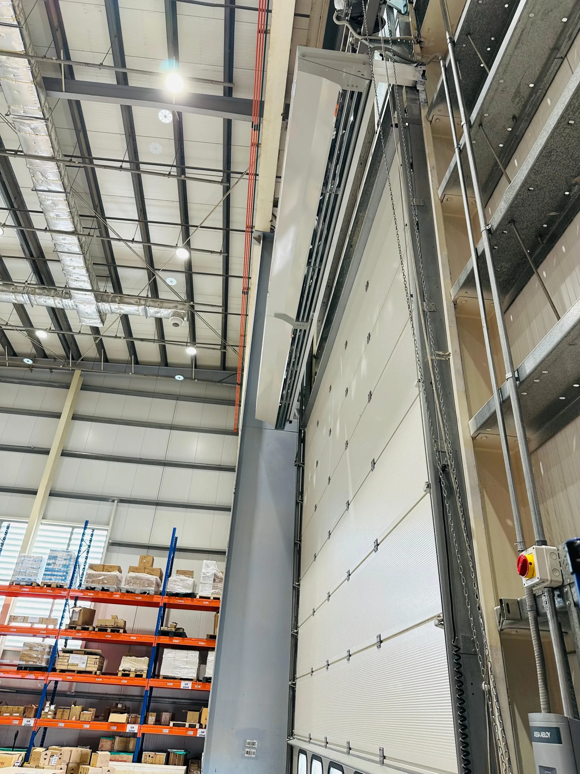 تركيب الستائر الهوائية Axi Horizontal في مصنع هيتاشي الستائر الهوائية Axi Horizontal في مصنع هيتاشي