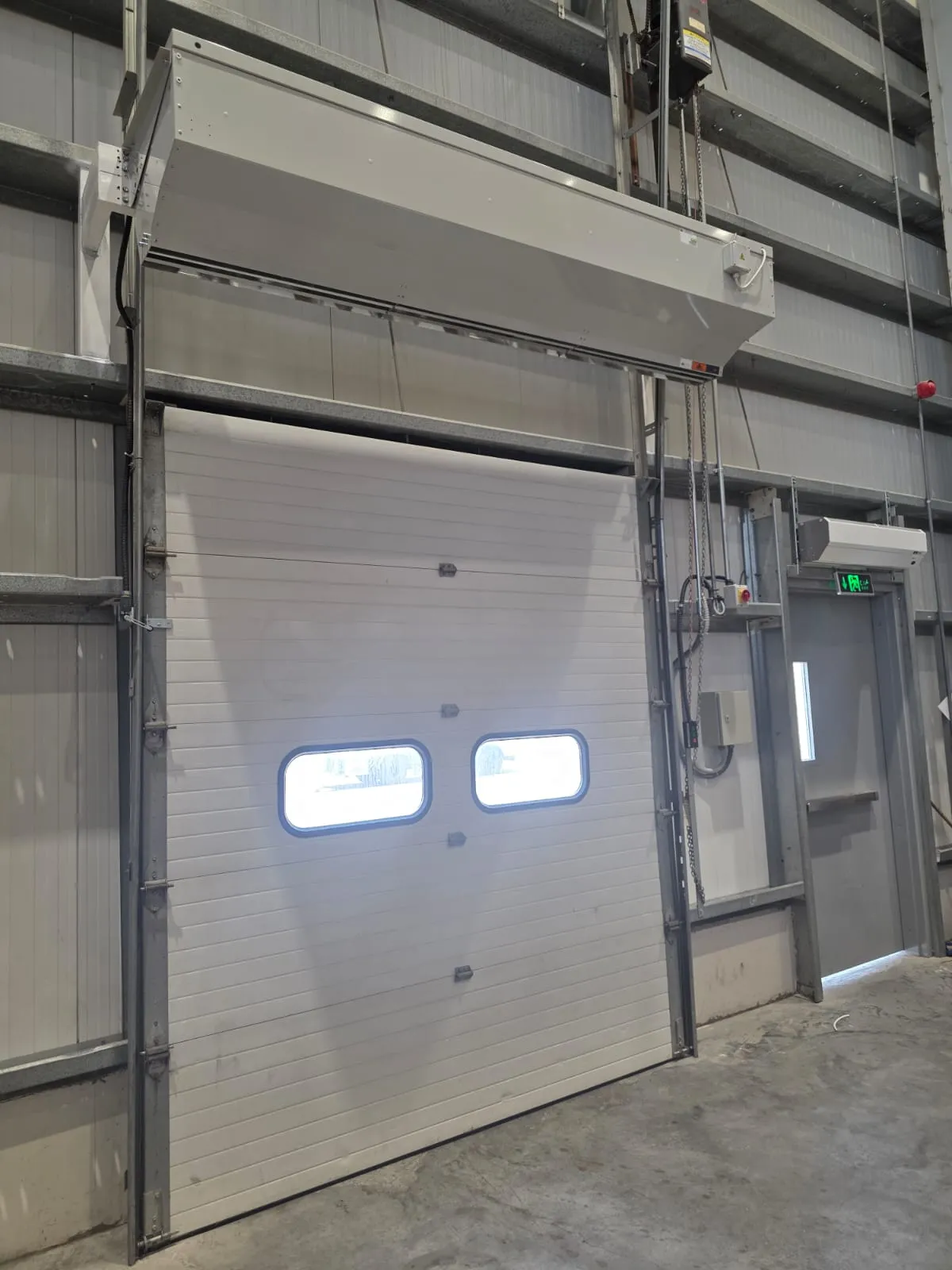 تركيب الستائر الهوائية Axi Horizontal في مصنع هيتاشي الستائر الهوائية Axi Horizontal في مصنع هيتاشي